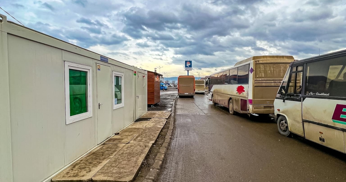 Információs iroda és váróterem nélkül marad a csíkszeredai ideiglenes buszállomás